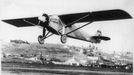 Charles A. Lindbergh v letounu Spirit of St. Louis odlétá z New Yorku vstříc Paříži. 20. 5. 1927.
