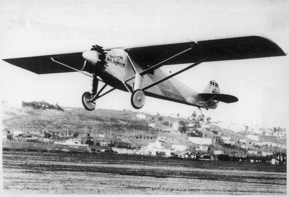 Charles A. Lindbergh v letounu Spirit of St. Louis odlétá z New Yorku vstříc Paříži. 20. 5. 1927.