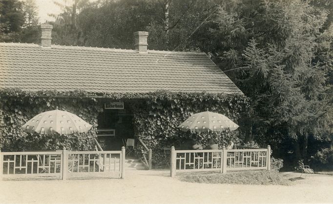 Fotografie budovy tzv. Kiosku v době, kdy sloužila jako cukrárna  (Zuckerlbaude). Nedatovaná fotografie (cca 10. - 30. léta 20. století).