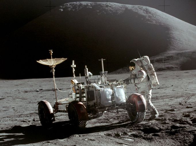 Velitel David Scott při opatrném nástupu do vozítka v rámci mise Apollo 15, 31. července 1971.