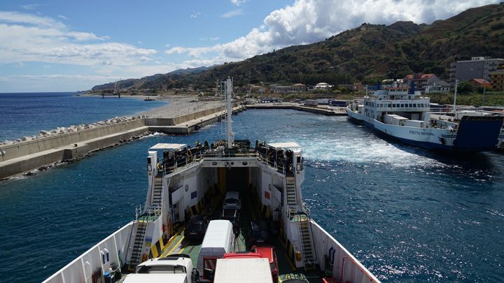 Neočkovaný Ital nemohl do hotelu ani trajektu, tak spal ve spacáku. Soud se ho zastal; Zdroj foto: Shutterstock.com