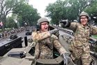 Washington, D.C., USA: tank M1A2 SEP V3 v rukou amerických vojáků dominuje přehlídce ke 250. výročí založení armády Spojených států.