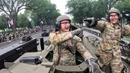 Washington, D.C., USA: tank M1A2 SEP V3 v rukou amerických vojáků dominuje přehlídce ke 250. výročí založení armády Spojených států.