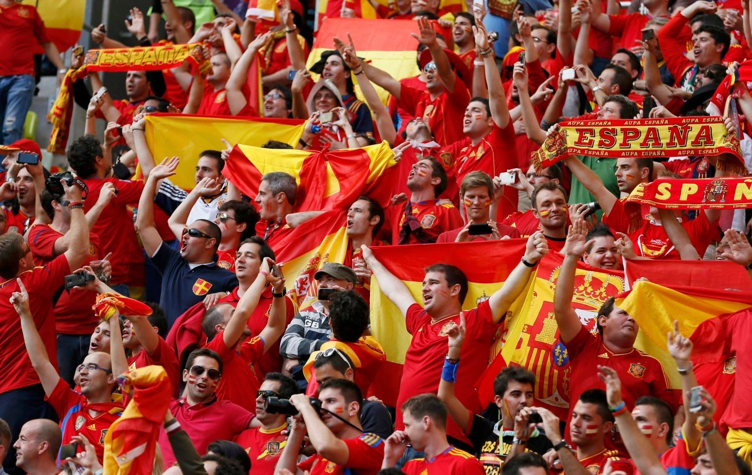 Španělští fanoušci v utkání základní skupiny mezi Španělskem a Itálií na Euru 2012