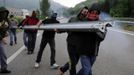 Miners on strike move to set up a barricade on the A-66 motorway, on the first day of a strike to protest the government's spending cuts in the mining sector, in Pola de Lena, near Oviedo, northern Spain, May 23, 2012. Spain's economy is contracting for the second time since late 2009 and four years of stagnation and recession have pushed unemployment above 24 percent, the highest rate in the European Union. REUTERS/Eloy Alonso (SPAIN - Tags: CIVIL UNREST BUSINESS EMPLOYMENT POLITICS) Published: Kvě. 23, 2012, 11:08 dop.