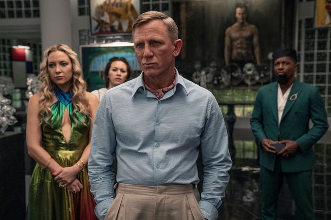 Zleva Kate Hudson, Jessica Henwick, Daniel Craig a Leslie Odom Jr.