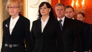 ... a tři ženy. S premiérem má vláda sedmnáct členů.