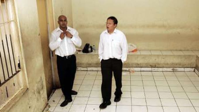 Dvojice mladíků Andrew Chan a Myuran Sukumaran ze skupiny devíti Australanů čeká na verdikt.