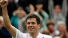 Vítězný Tim Henman právě ve Wimbledonu porazil Carlose Moyu.