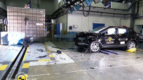 První crashtesty podle nových pravidel: Pomohla elektronika