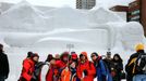 Turisté se fotí před sněhovou sochou vlaku Šinkansen na 67. Sapporo Snow Festivalu, Japonsko, 5. února 2016.