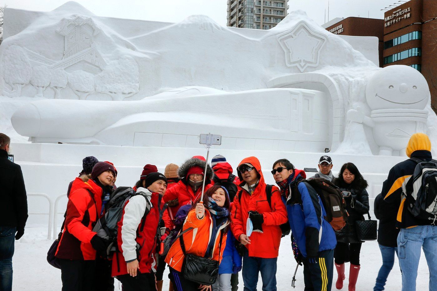 Turisté se fotí před sněhovou sochou vlaku Šinkansen na 67. Sapporo Snow Festivalu, Japonsko, 5. února 2016.