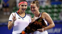 Barbora Strýcová (vpravo) a Sania Mirzaová na vítězném turnaji v Tokiu