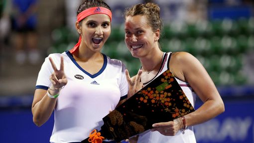 Barbora Strýcová (vpravo) a Sania Mirzaová na vítězném turnaji v Tokiu.