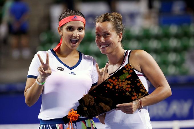 Barbora Strýcová (vpravo) a Sania Mirzaová na vítězném turnaji v Tokiu.