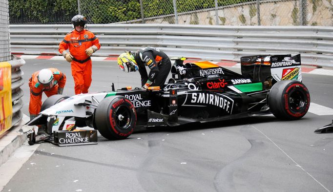 Force India Formula One driver Sergio Perez leaves his car after crashing at the start of the Monaco F1 Grand Prix in Monaco, May 25, 2014. REUTERS/Robert Pratta (MONACO