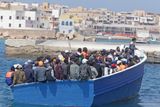 Tohle je menší z lodí, které pravidelně přistávají nebo troskotají u břehů Lampedusy. Vyplouvají z Tuniska nebo stále častěji - z válečné Libye.