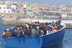 Na italském ostrově Lampedusa zapálili lodě, jimiž připluli migranti