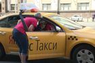 Ruští taxikáři účtují fotbalovým fanouškům desetinásobné ceny. Jinak bychom se neuživili, brání se
