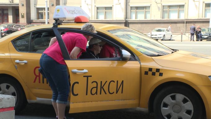 Řada cizinců, kteří navštívili Moskvu během fotbalového šampionátu, hlásili, že jim taxikáři vrátili málo peněz nebo byla cena přemrštěná.