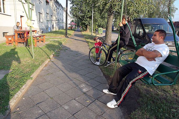  "Jak je možné, že tady ty lavice vydržely? Tady ste na Liščině pane! Tady se nekrade. Ty, co tu dělali bordel, šli pryč."