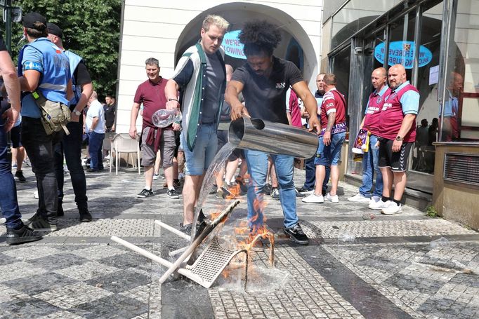 Nepokoje fanoušků v ulicích Prahy před finále Konferenční ligy Fiorentina - West Ham