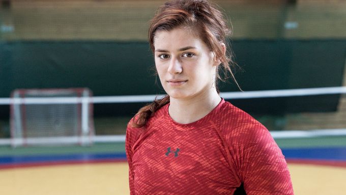 Mladá česká zápasnice Adéla Hanzlíčková během tréninku.