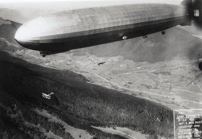 Před 90. lety absolvovala svůj první let německá vzducholoď LZ 127 Graf Zeppelin (18. 9. 1928), která byla následně uvedena do oficiálního provozu 11. října téhož roku.