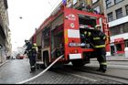 Hasiči v Praze evakuovali kvůli požáru šest lidí a psa