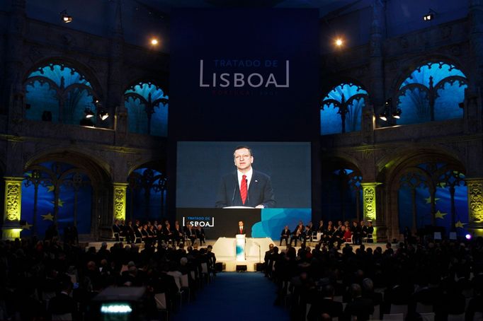 EU Commission President Jose Manuel Barroso makes a speech during the "Treaty of Lisbon" ceremony in the Jeronimos Monastery in Lisbon December 13, 2007. European Union leaders will sign the 'Treaty of Lisbon' on Thursday to modernise the bloc's institutions and put behind them a difficult reform process that has lasted nearly a decade. REUTERS/Jose Manuel Ribeiro (PORTUGAL