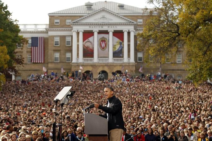 U.S. President Barack Obama speaks to an estimated crowd of 30,000 at a campaign rally in Madison, Wisconsin October 4, 2012. REUTERS/Kevin Lamarque (UNITED STATES - Tags: POLITICS ELECTIONS USA PRESIDENTIAL ELECTION) Published: Říj. 4, 2012, 9:26 odp.