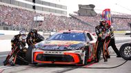 Dover, USA: Chase Briscoe se řítí do boxů během napínavého závodu NASCAR, kde každá sekunda rozhoduje o vítězství.