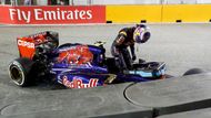 O největší drama závodního večera se postaral Daniel Ricciardo.