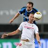 Luuk de Jong a Diego Godin ve finále EL Sevilla - Inter Milán