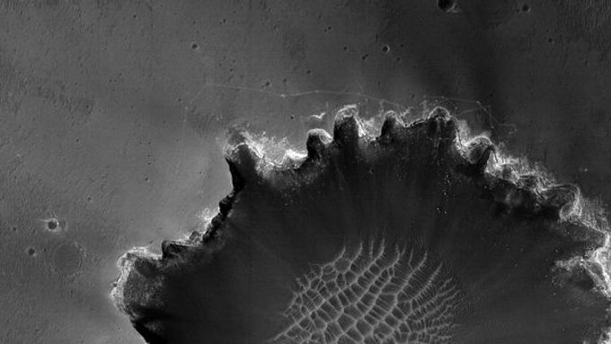 Pohled na stopy robota Opportunity nedaleko kráteru Victoria na Marsu