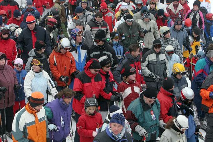 Vychutnej si radost z rychlosti a svobodného pohybu na sjezdovce. Nejdřív ale musíš vystát frontu na lanovku. Vítkovice, jedno z mála míst, kde se 28. 12. dá lyžovat.