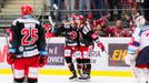 Třinec - Pardubice, 7. čtvrtfinále play-off 2018: David Cienciala (vpravo) a Michal Kovařčík