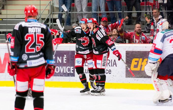 Třinec - Pardubice, 7. čtvrtfinále play-off 2018: David Cienciala (vpravo) a Michal Kovařčík