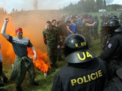 Na louce uprostřed lesů v západních Čechách policisté nacvičovali zásah proti technařům, kteří neoprávněně obsadili cizí pozemky.