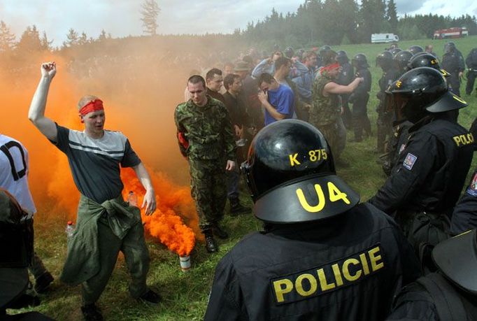 Na louce uprostřed lesů v západních Čechách policisté nacvičovali zásah proti technařům, kteří neoprávněně obsadili cizí pozemky.