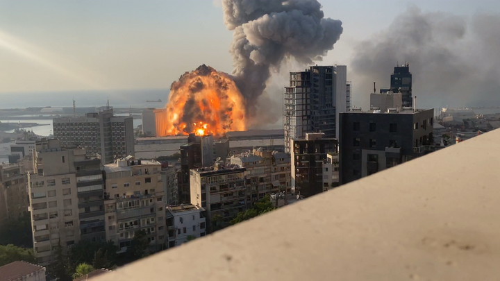 Tlaková vlna v děsivém detailu. Explozi v Bejrútu ukazují dosud nejkvalitnější záběry