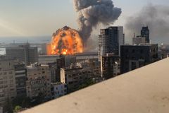 Tlaková vlna v děsivém detailu. Explozi v Bejrútu ukazují dosud nejkvalitnější záběry