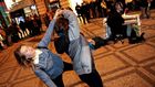 K oslavě tanec samozřejmě patří. Silvestrovské oslavy na Václavském náměstí.