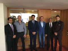 Oficiální podpis memoranda se uskutečnil 5.11. 2017. Prezident Autoklubu Jan Šťovíček (třetí zprava), Mohammad Zahir Aghbar za olympijský výbor po jeho pravici.
