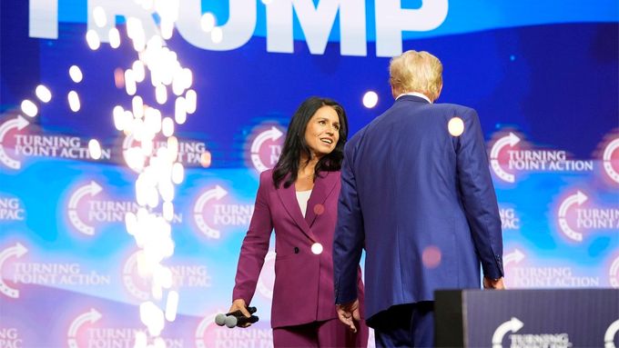 Tulsi Gabbardová s Donaldem Trumpem během jeho předvolební kampaně v Georgii, 23. října 2024