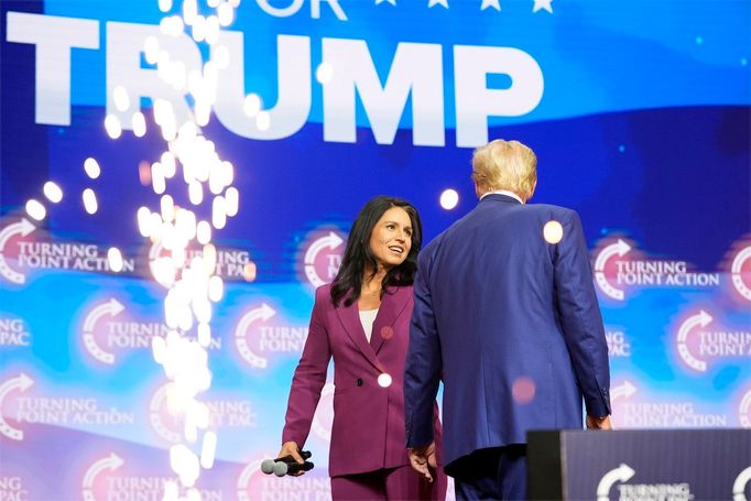 Tulsi Gabbardová s Donaldem Trumpem během jeho předvolební kampaně v Georgii, 23. října 2024