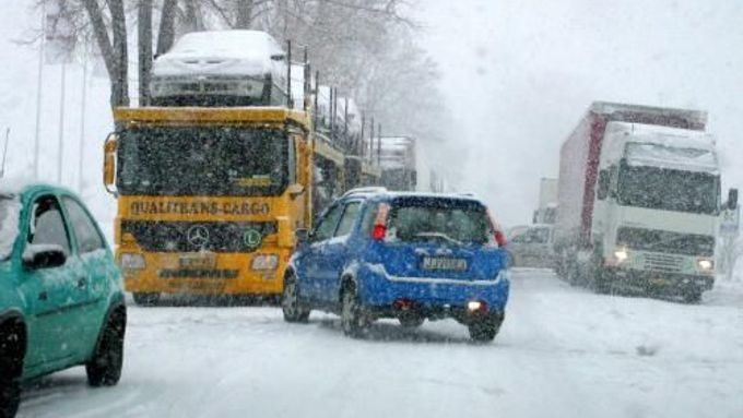 České silnice ovládlo zimní počasí