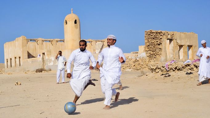 Chlapci hrají kopanou ve vesnici Al Jamil ležící na severovýchodně Kataru. Fotografie ze země, která v roce 2022 bude pořádat mistrovství světa ve fotbale.