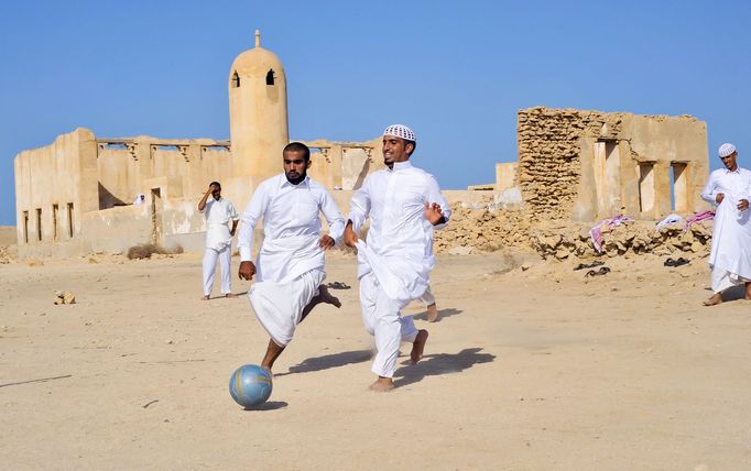 Chlapci hrají kopanou ve vesnici Al Jamil ležící na severovýchodně Kataru. Fotografie ze země, která v roce 2022 bude pořádat mistrovství světa ve fotbale.