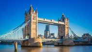 Tower Bridge v současnosti. Most zůstal na pohled téměř stejný, ale v pozadí za ním vyrostly mrakodrapy.